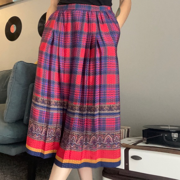 Beautifully Patterned Skirt - Picture 4 of 7